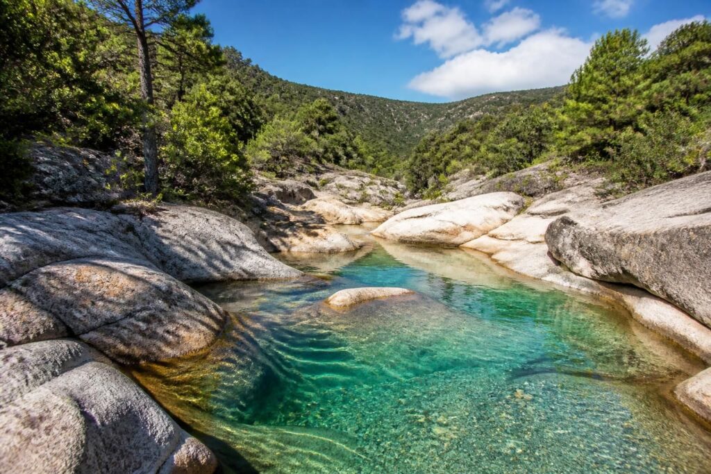 découvrez les magnifiques photos des piscines naturelles de zoza en corse et laissez-vous inspirer pour votre prochain voyage inoubliable au cœur de la nature.