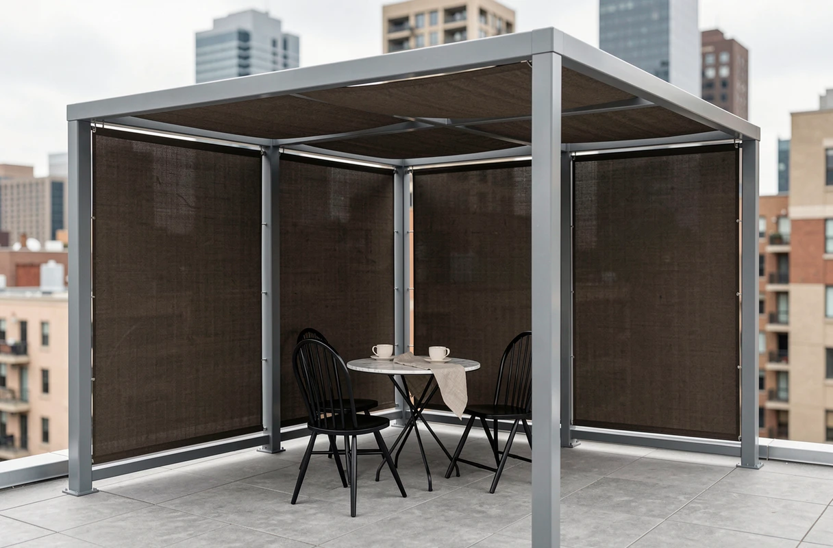 Terrasse urbaine sur rooftop avec pergola aluminium et canisse synthétique brun foncé, table bistrot et vue sur toits de ville
